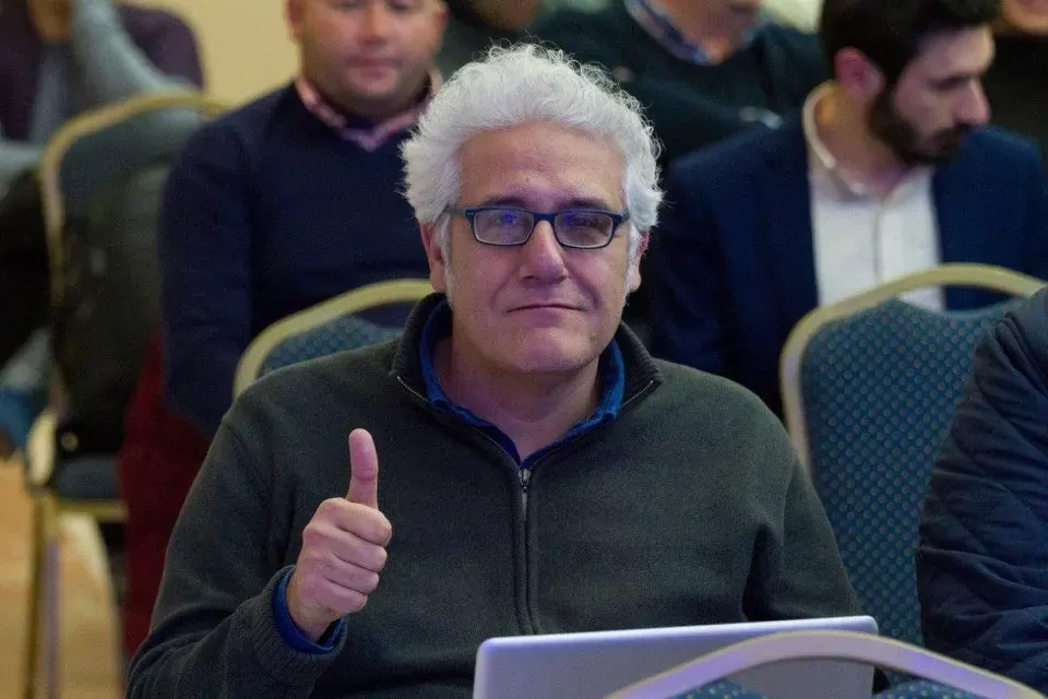 Un asistente a la ponencia de Dani Aragón levanta el pulgar