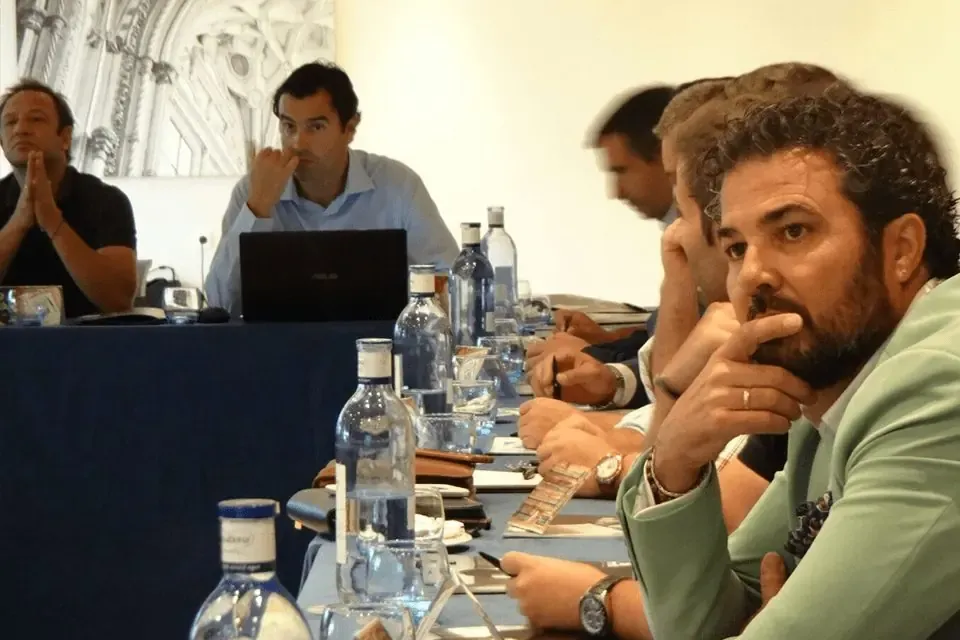 Asistentes atentos durante un encuentro de Sinergia Córdoba