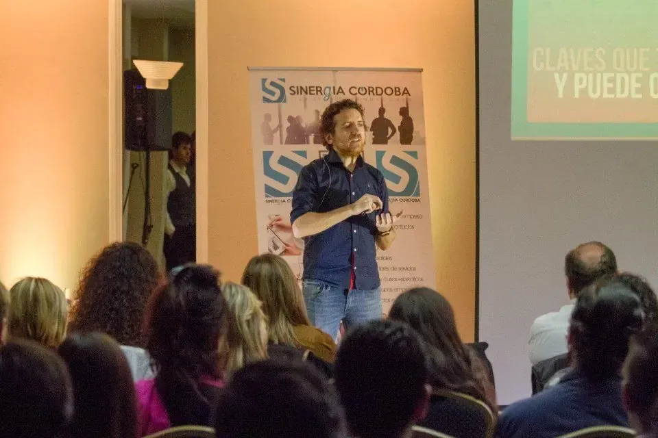 Dani Aragón habla ante el público de Sinergia Córdoba