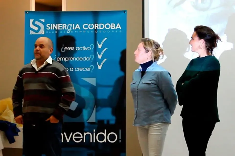 Dos asistentes participan en un ejercicio de la charla de Cristina Balsera