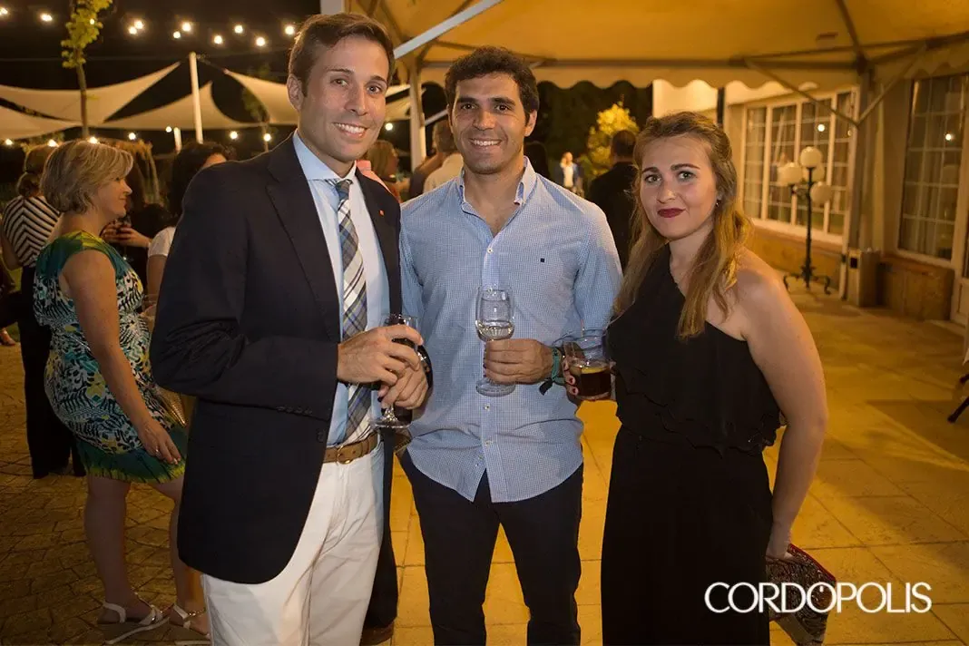 Asistentes a la Gala Primer Aniversario de Sinergia Córdoba posan con una copa