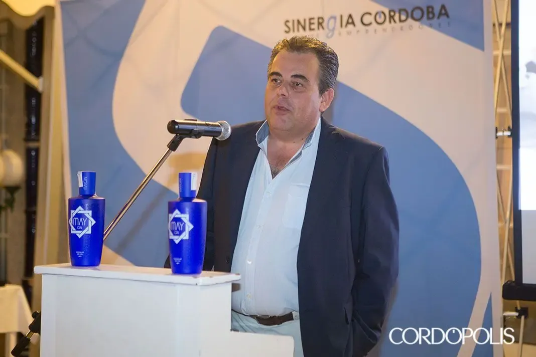 Un miembro de Sinergia Córdoba habla en el atril durante la gala de aniversario