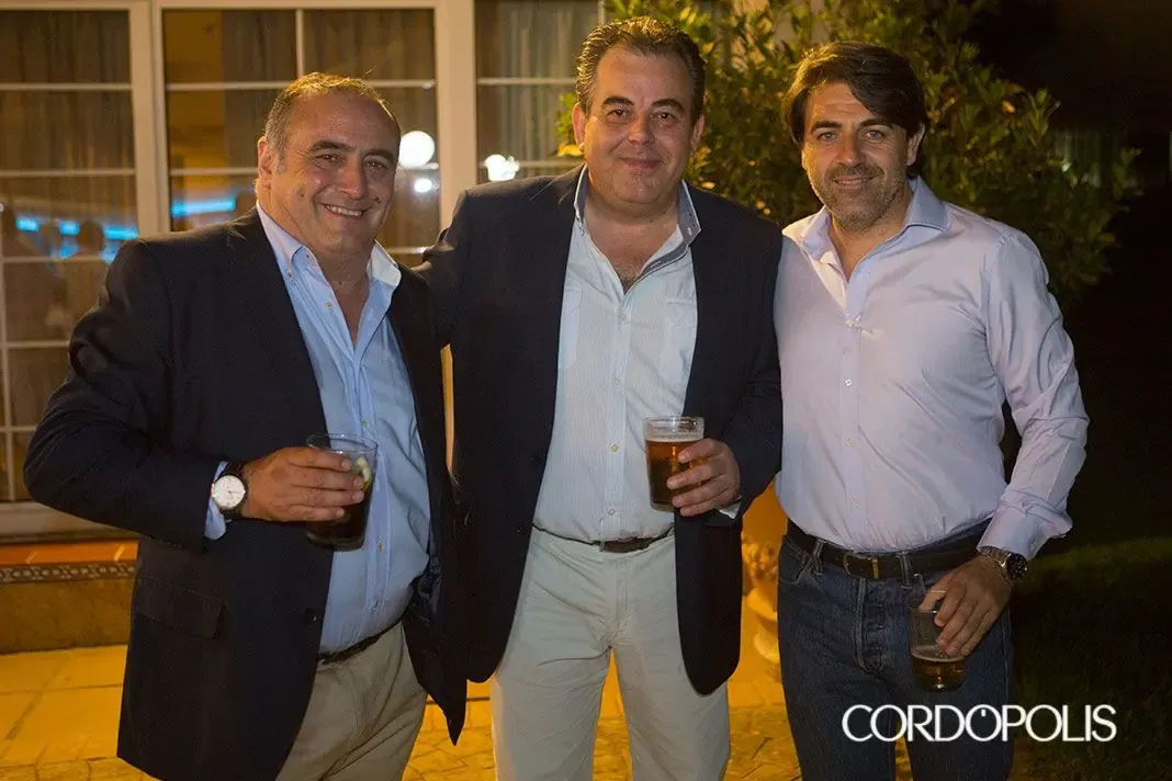 Tres socios brindan durante la Gala Primer Aniversario de Sinergia Córdoba