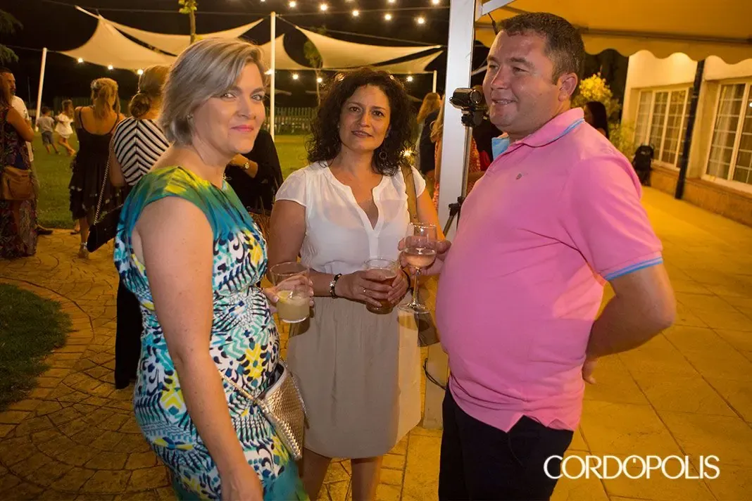 Asistentes conversan en la terraza durante la Gala Primer Aniversario
