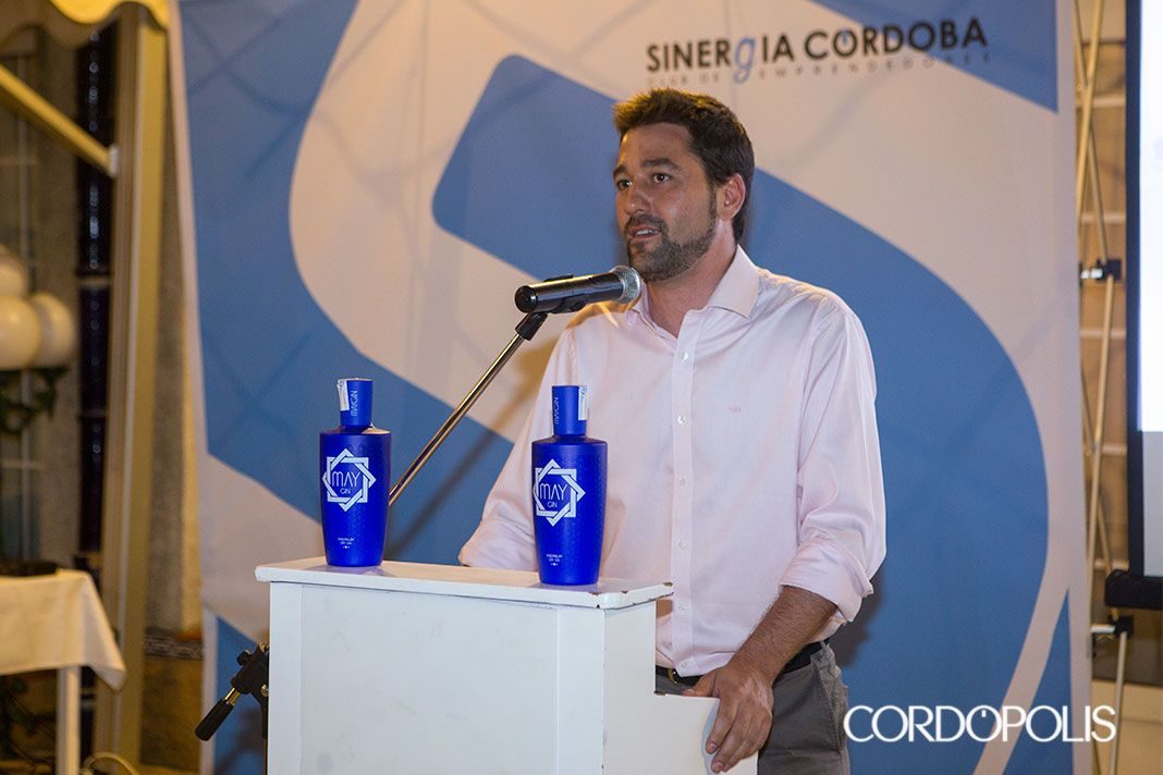 Un socio habla en el atril ante el photocall de Sinergia Córdoba en la Gala Primer Aniversario
