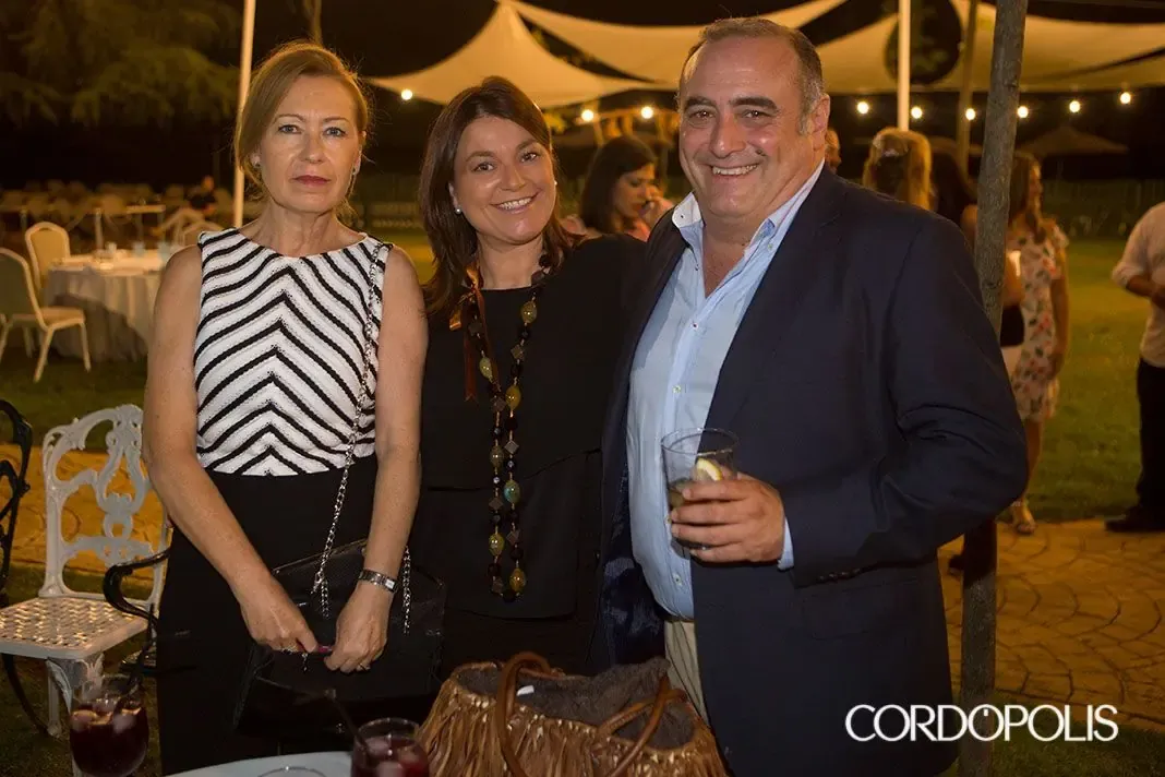 Tres invitados posan durante la noche de la Gala Primer Aniversario