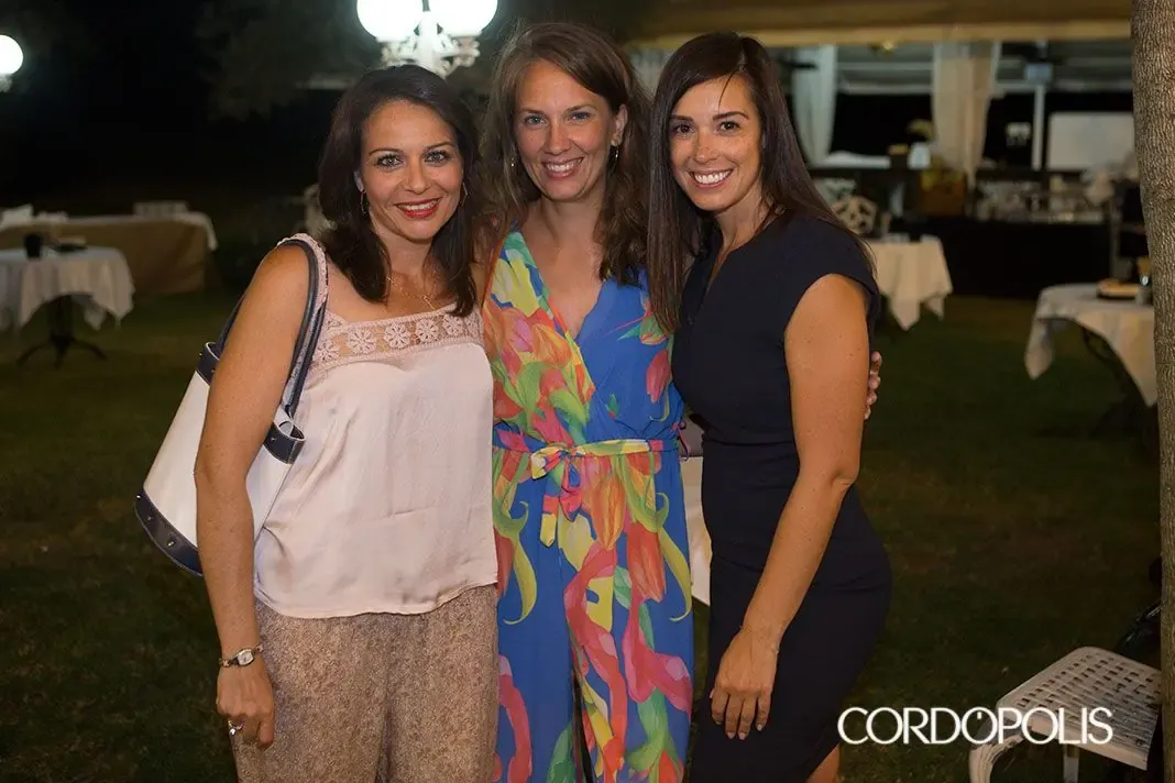 Tres asistentes posan en los jardines del hotel durante la gala