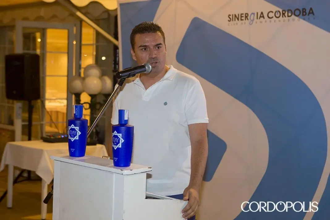 Un miembro del club presenta en el atril la Gala Primer Aniversario