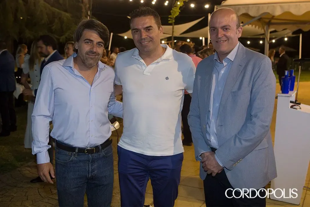 Tres socios de Sinergia Córdoba posan durante la gala de aniversario