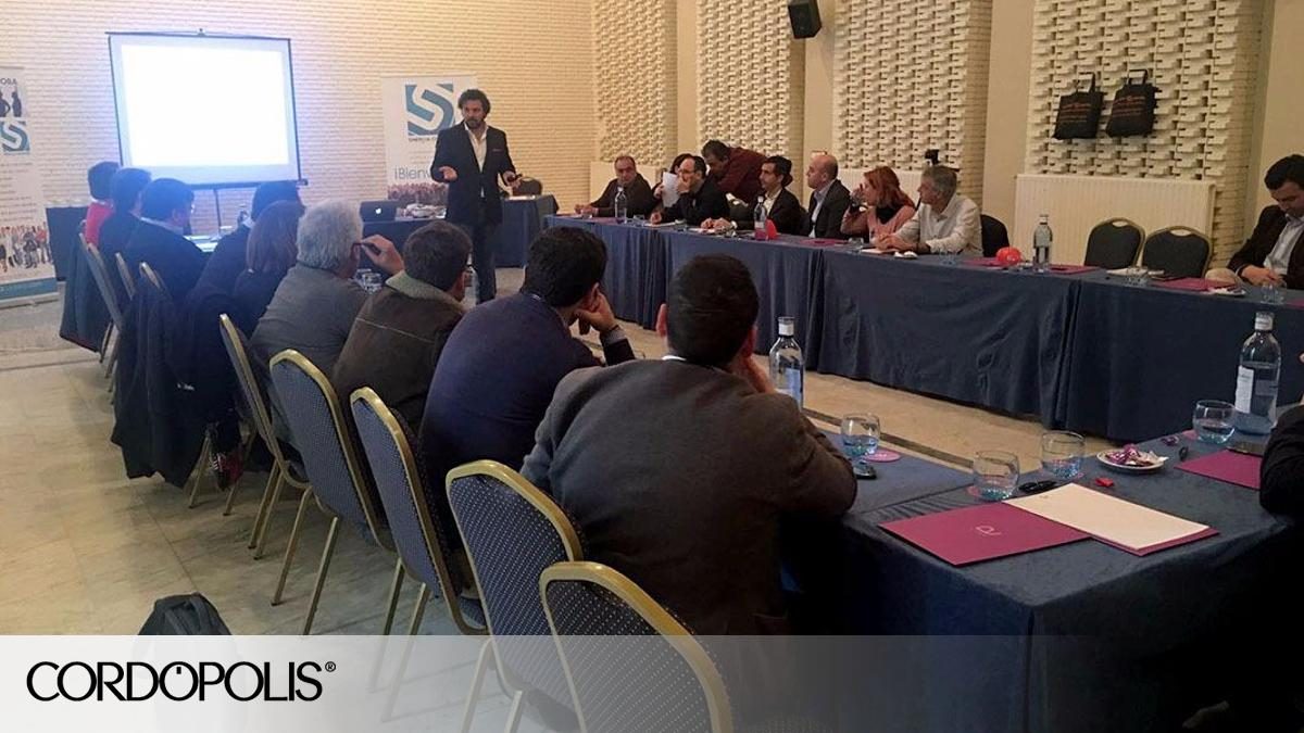 Reunión de los socios de Sinergia Córdoba sentados en mesas en forma de U