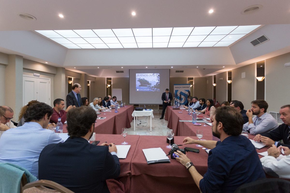 Reunión de los empresarios de Sinergia Córdoba en mesas dispuestas en U