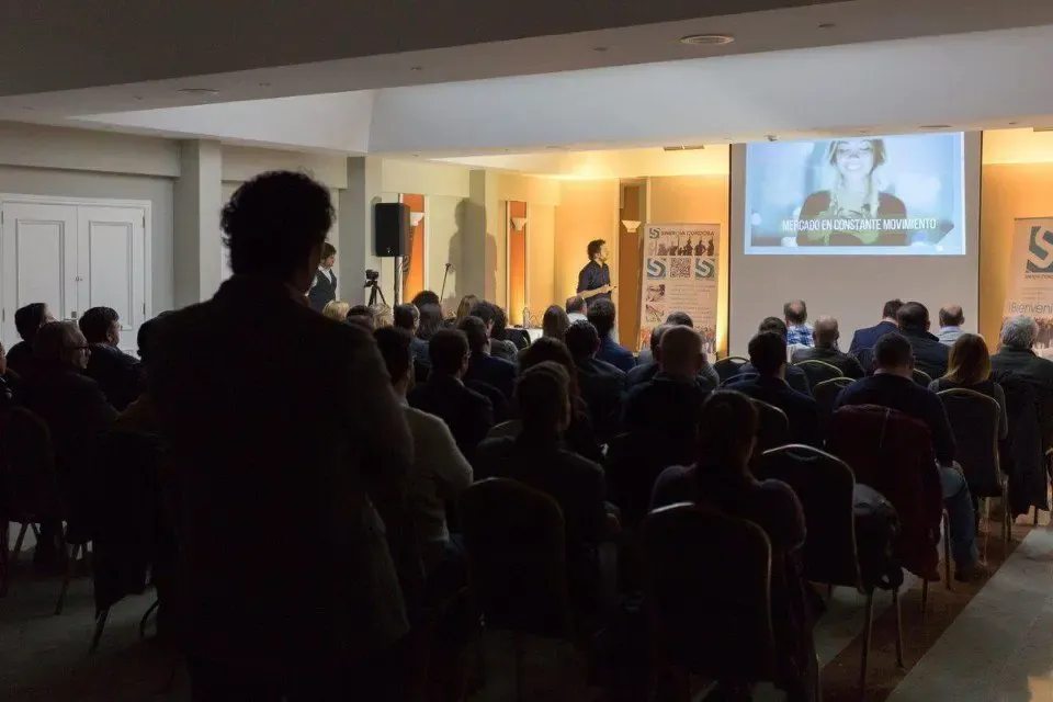 Público asistente a la ponencia de Dani Aragón en el hotel