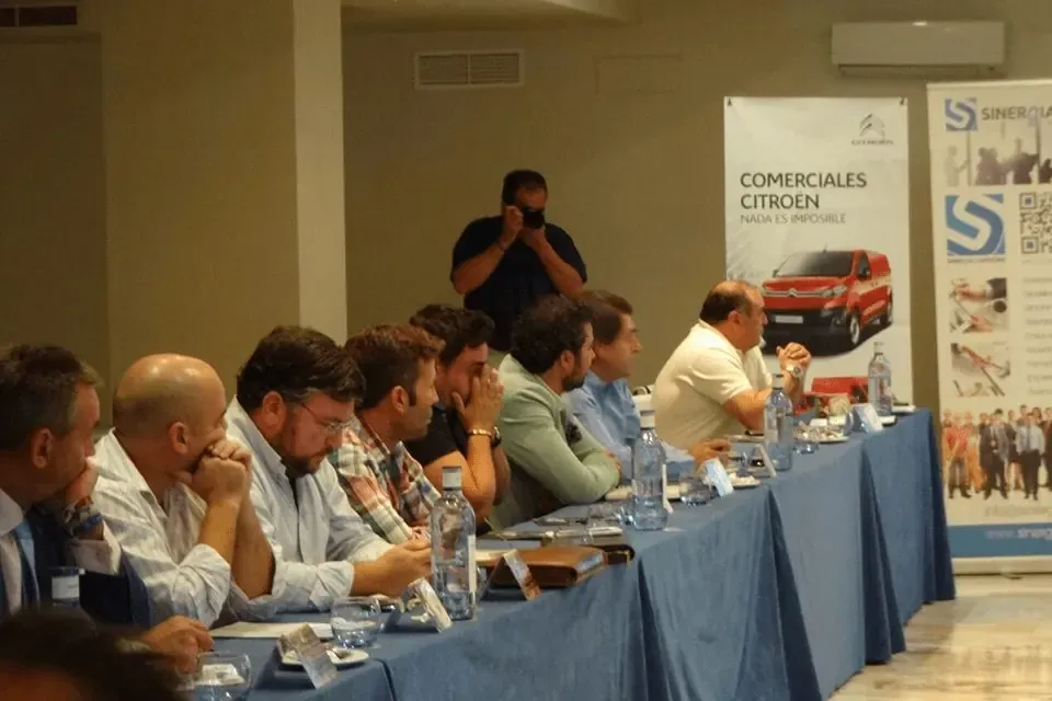 Socios de Sinergia Córdoba sentados a la mesa durante una reunión del club