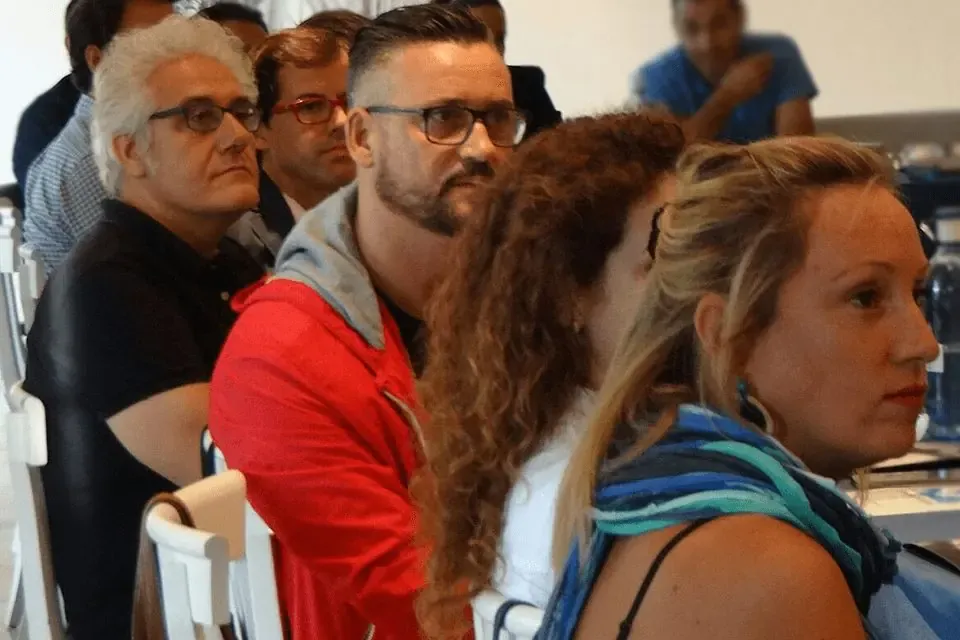 Asistentes a la reunión de Sinergia Córdoba en la que habló Vanesa Cortés