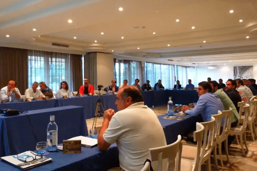 Reunión de trabajo de los socios de Sinergia Córdoba en el salón del hotel