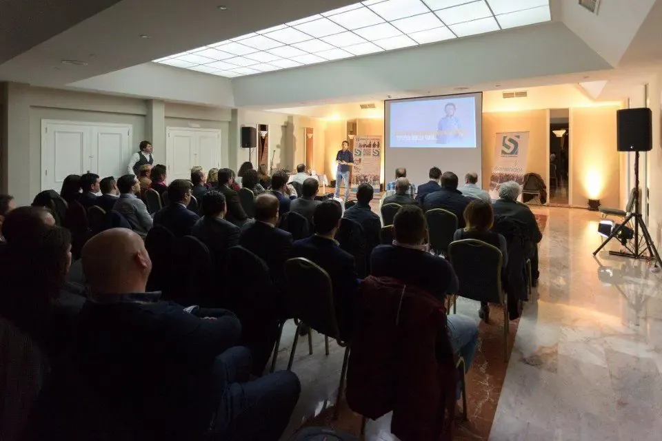 Sala del hotel llena de empresarios durante la ponencia de Dani Aragón