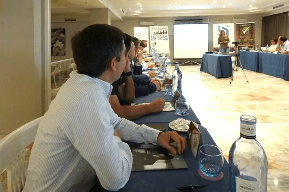 Socios escuchan la charla de Vanesa Cortés en la reunión del club